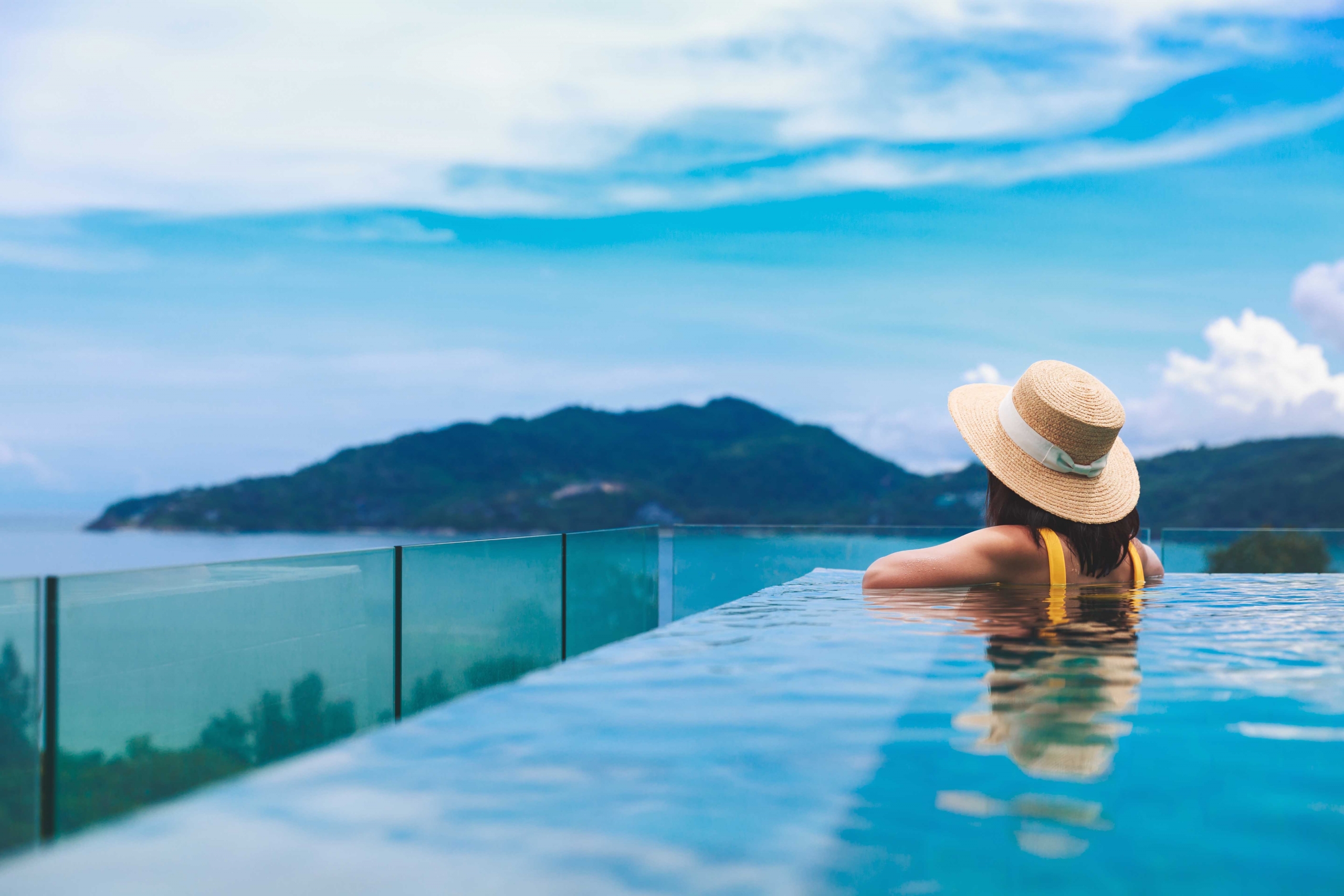 Summer,Travel,Vacation,Concept,,Happy,Traveler,Asian,Woman,With,Hat